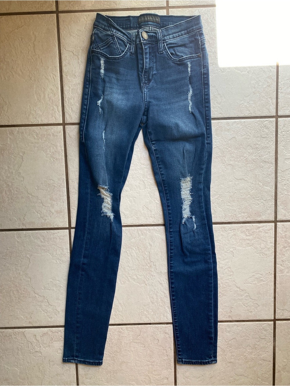 Rock & Republic Distressed Skinny Mid Rise Jeans Size 4￼